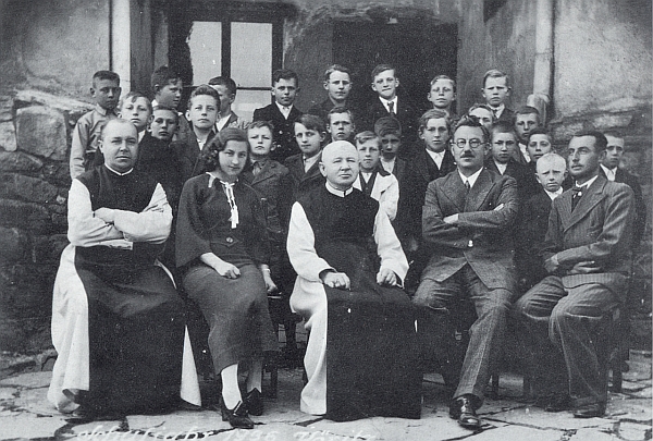 Pan řídící Cipin tu sedí druhý zprava, hned vedle něho nalevo děkan Paulus Heinrich, za nimi žáci ročníku narození 1922-1923 z Hořic na Šumavě