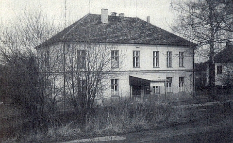 Škola v Klení na jejím snímku z roku 1990