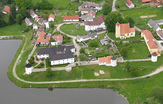 Celkový pohled na Žumberk (Höckova knihovna byla umístěna v jižní baště, na obou snímcích té druhé zprava)