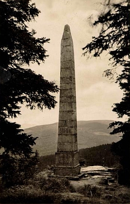 Stifterův památník nad Plešným jezerem na pohlednici českokrumlovského fotografa Josefa Wolfa