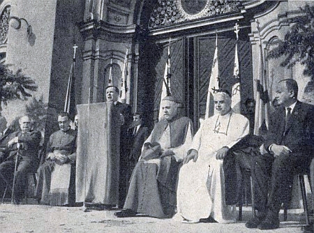 O sudetoněmecké pouti v Altöttingu roku 1966 sedí zcela vpravo