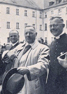 Někdy v roce 1956 s továrníkem Rudolfem Blahutem a učitelem Franzem Biehlerem, který vedl v Glaube und Heimat stránku mladých