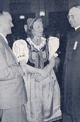 Se ženou v karlovarském kroji stojí Dr. Hüttl vpravo