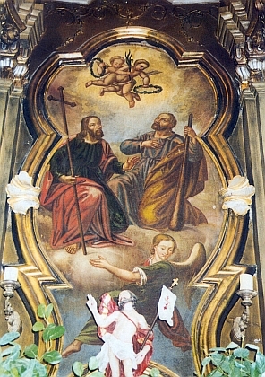 Obraz na hlavním oltáři kostela sv. Filipa a Jakuba v Dlouhé Vsi zpodobuje oba jeho patrony