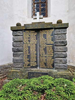 Na pomníku padlým v 1. světové válce o kostela v Záblatí najdeme příjmení Kieweg a Andraschko několikrát