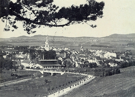 Kaplice na pohlednici z třicátých let minulého století, kdy se narodila v blízkém Stradově, který je s Omlenicí vidět za městem spíše od středu napravo