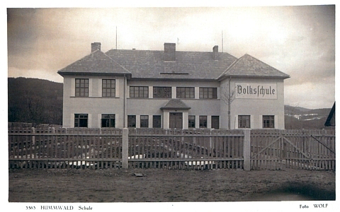 Budova školy v Chlumu (Humwald), vysvěcené 8. září roku 1935, na pohlednici českokrumlovské firmy Wolf...