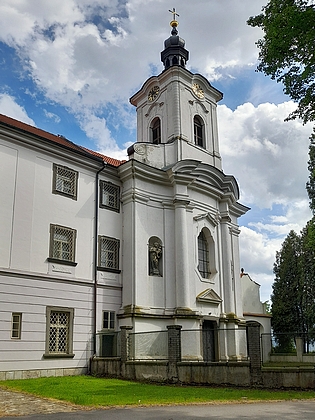 Portál kostela sv. Františka Xaverského v Opařanech, kde byl pokřtěn