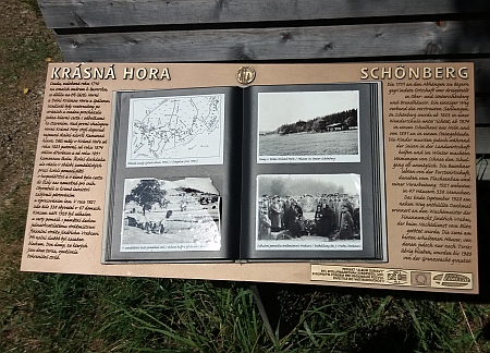 Rozcestí zvané Sedmicestí s krátkou historií Krásné Hory na informační tabuli, vytvořené v roce 2015 v rámci projektu " Album Šumavy"