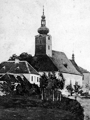 28. srpna roku 1928 srazil blesk kříž z kostelní věže - opravdu včasné varování před tím, co nastalo; staré fotografie zachycují kostel před a po události