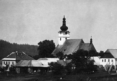 28. srpna roku 1928 srazil blesk kříž z kostelní věže - opravdu včasné varování před tím, co nastalo; staré fotografie zachycují kostel před a po události