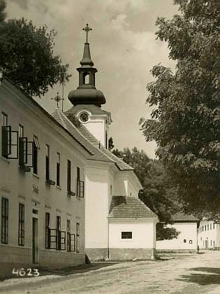 Někdejší jablonecká škola na výřezu ze Seidelovy pohlednice