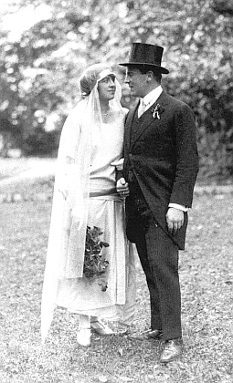 Marie Hardtmuthová a Karl Viktor Rohan na svatbě jeho mladší sestry Thesesity (Choustník, říjen 1923)