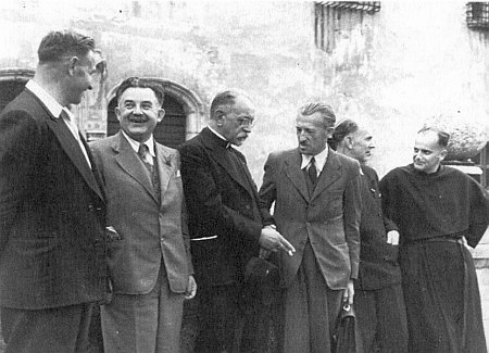 Na snímku z roku 1949 stojí zcela vpravo, třetí zprava s aktovkou v ruce Wenzel Jaksch