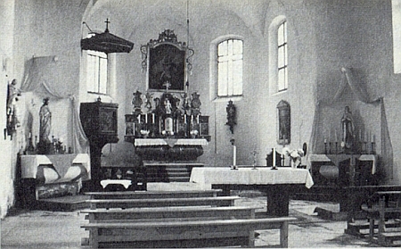 Interiér farního kostela v Srní, vpravo na mariánském oltáři trůní Madona ze zbořené Hauswaldské kaple, kteréžto soše, ačkoli je zhotovena z porcelánu, byla při vyhození objektu do povětří toliko údajně jen zlomena pravá ruka