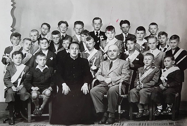 Na snímku z prvního svatého přijímání v Soběslavi asi v roce 1949 je Pavel Pešek poslední vpravo ve třetí řadě, Jan Mareš druhý zleva ve téže řadě